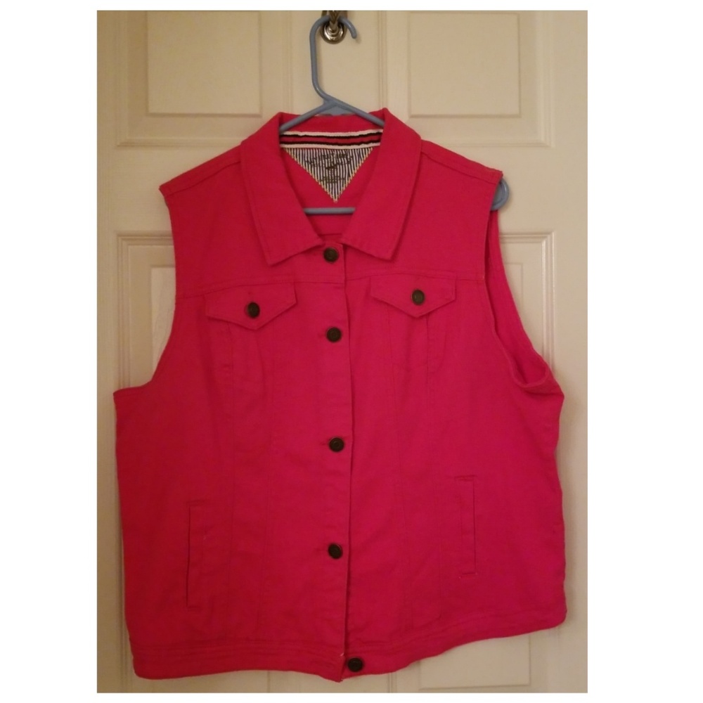 ***Beverly Hills Polo Club Button Down Vest***